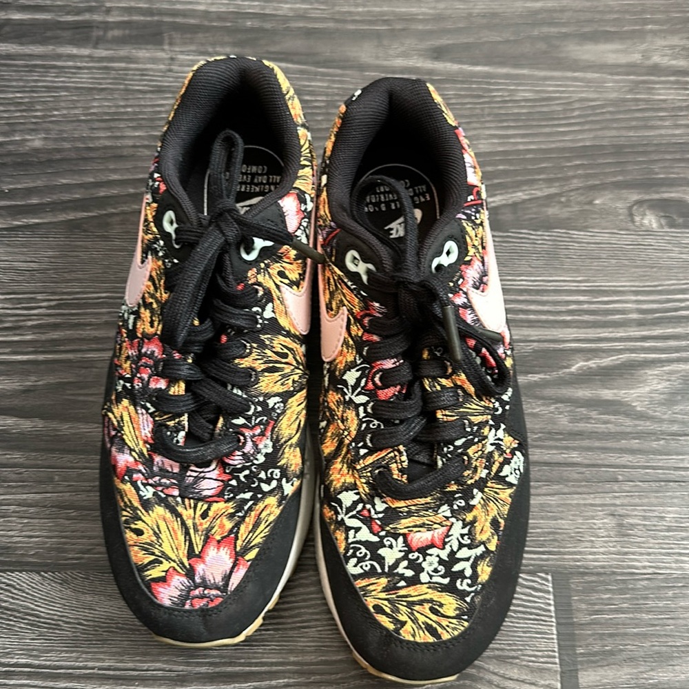 Nike Air flower size 7 EUC